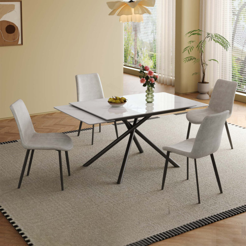 Ensemble de table de salle à manger rétractable en pierre frittée, il présente une conception rectangulaire moderne, avec des pieds de table en acier au carbone et une structure à pieds croisés au bas (table + 4 chaises)
