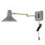 Applique murale portative de charge USB à 1 lumière en fer de style Mid-Century 16 po Jaco, noir / laiton doré-67638196