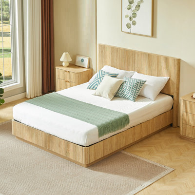 Structure de lit pour grand lit en placage de bois cannelé avec tête de lit et support à lattes en métal, structure de lit plateforme moderne à profil bas pour la chambre à coucher, ton chêne naturel
