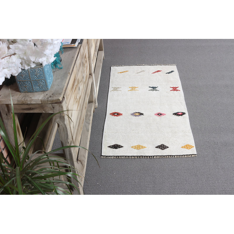 Small White Turkish Kilim With Intricate Flat Weave Pattern, Ideal for Entryways, Made From Durable Hemp