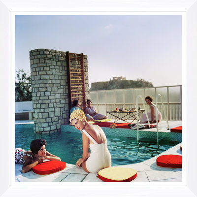 «Penthouse Pool» par Slim Aarons - Photographie encadrée sur papier