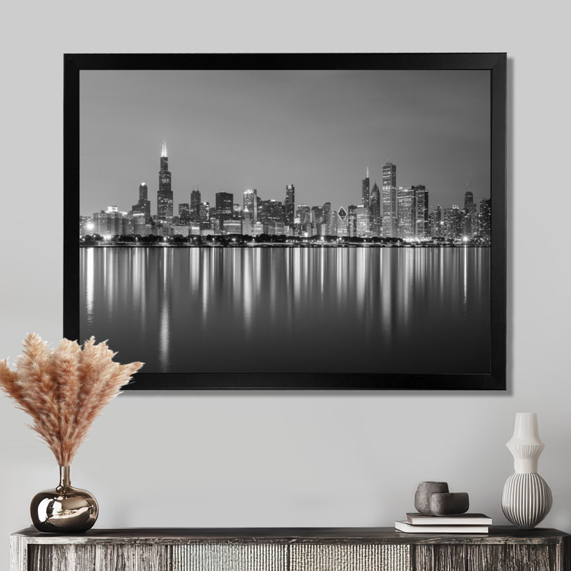 «Chicago Skyline at Night Black and White» - reproduction de photo, H 34 po x l 44 po, Bois