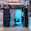 Lit mezzanine en bois pleine grandeur avec garde-robe, tablettes, rideaux occultants et lumières RVB, noir et bleu-158921542