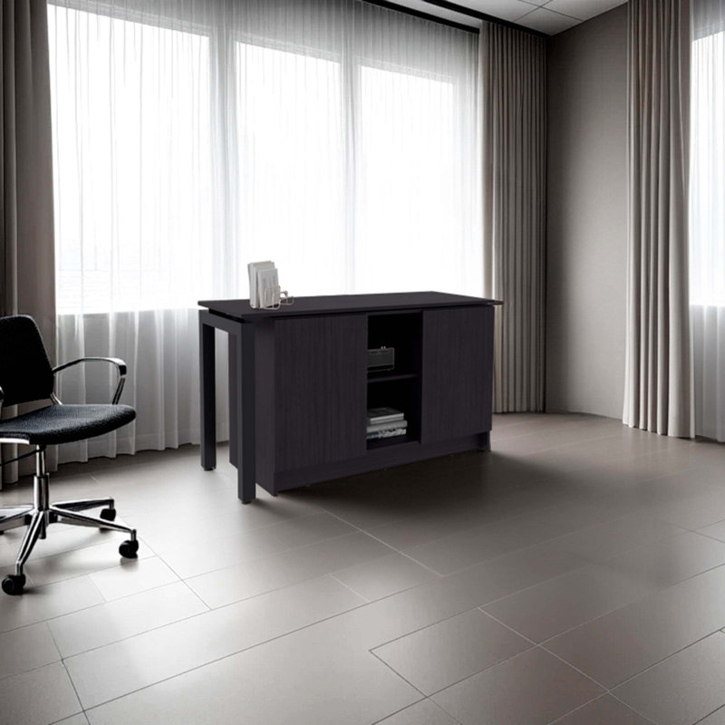 Bureau en wengé avec deux tablettes de rangement ouvertes