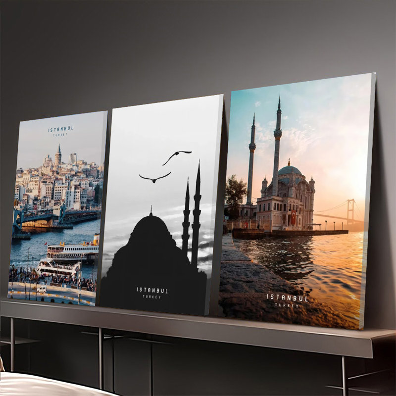 Ensemble de 3 affiches encadrées représentant la ville d'Istanbul (Turquie), avec des impressions vintage de silhouettes de mosquées et de couchers de soleil sur le Bosphore. Décor moderne pour le salon, la chambre ou le bureau. Affiches d'art sur le thème du voyage.