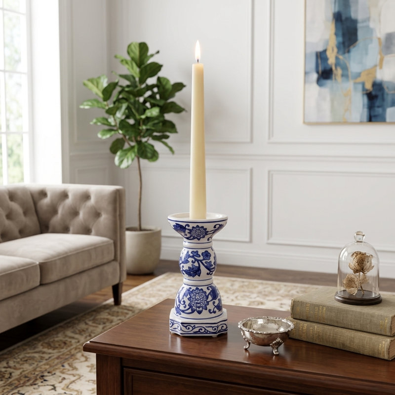 Bougeoir sur pied décoratif en céramique de style chinoiserie pour bougies coniques - Pièce maîtresse traditionnelle pour un éclairage de table moderne - Bleu et blanc