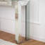 Table console en verre Yolanta 47,2 po pour derrière un canapé, entrée, miroir, décoration intérieure, style glamour moderne et contemporain.