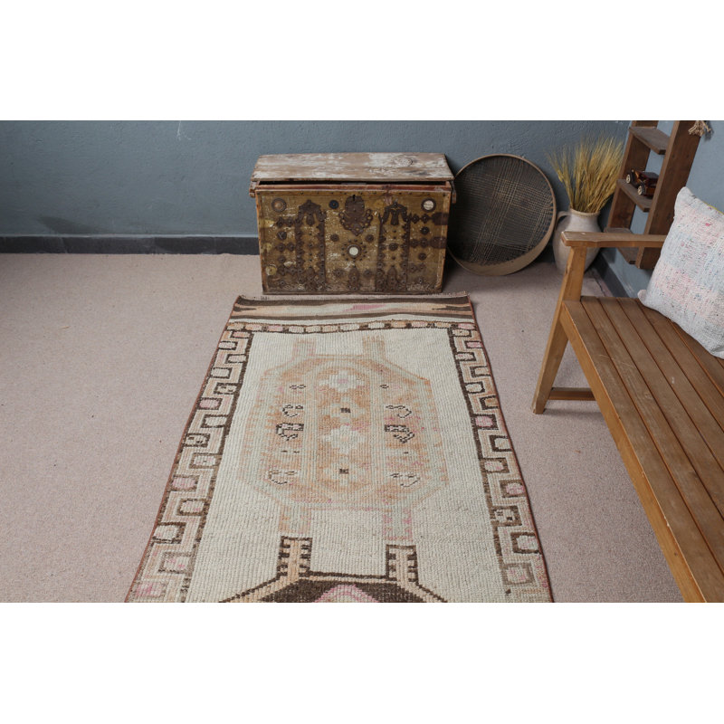 Découvrez un tapis de couloir turc beige fait à la main avec une touche bohémienne