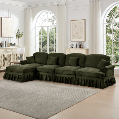 Canapé modulaire classique à trois places en forme de L avec accoudoirs évasés et volants amovibles, jupes plissées et pieds fuselés, canapé en chenille confortable à quatre places avec repose-pieds mobile, vert