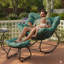 Fauteuil à bascule vert clair avec repose-pieds, fauteuil en osier résistant aux intempéries et coussins-582488358