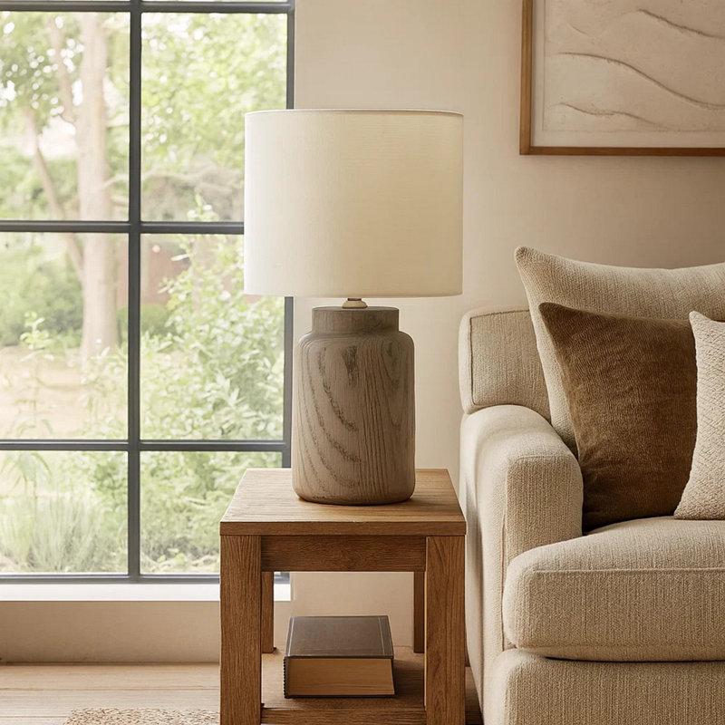 Lampe de table Rumi avec détails en grain, base en résine taupe, abat-jour tambour ivoire, Taupe