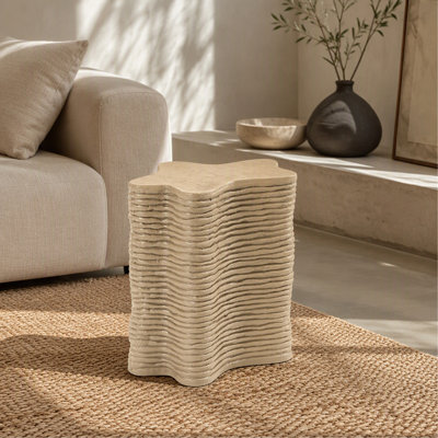 Table d'appoint texturée ondulée en béton