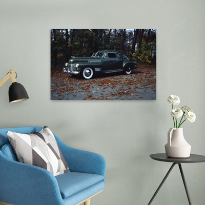 1940S 1941, modèle 61 de Cadillac coupé, voiture antique verte sur une route recouverte de feuilles d'automne, pneus muraux blancs, rétro, rétro