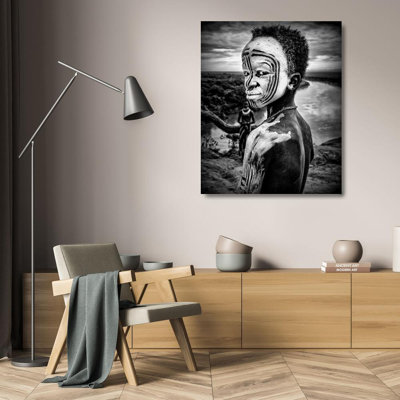 Io Kesta, art sur toile tendue par la galerie Joxe: Un garçon de la tribu Karo. Vallée de l'Omo (Éthiopie)