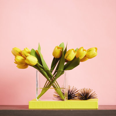 Arrangement floral à tulipes en vase