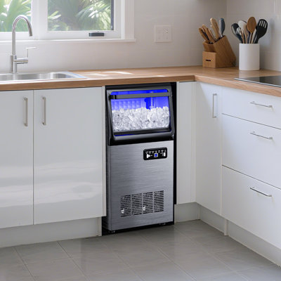 Machine à glaçons 100 lb / jour, intégrée / autoportante avec bac de 40 lb, porte rabattable, pelle et filtre à eau