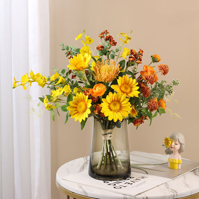 Arrangement floral artificiel dans un vase
