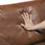 Causeuse transitionnelle en similicuir chocolat avec accoudoirs et passepoil pour un décor rustique - Style Modern Living Espaces