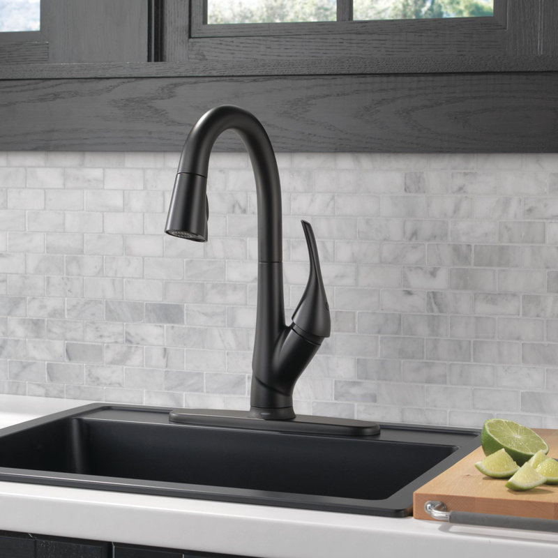 Robinet de cuisine à poignée simple escamotable Esque avec Touch2O et station d'accueil MagnaTite, Noir mat