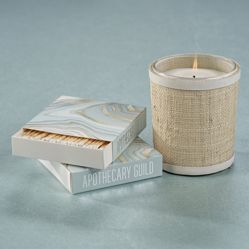 Bougie parfumée sel de mer et brume côtière dans un panier en raphia naturel avec garniture en cuir, L 4,25 po x l 3,75 po