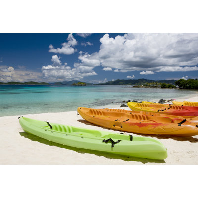 Kayaks colorés sur une plage par CDheatley