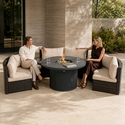 Ensemble de conversation extérieur en osier pour 6 personnes avec table d'appoint et foyer.