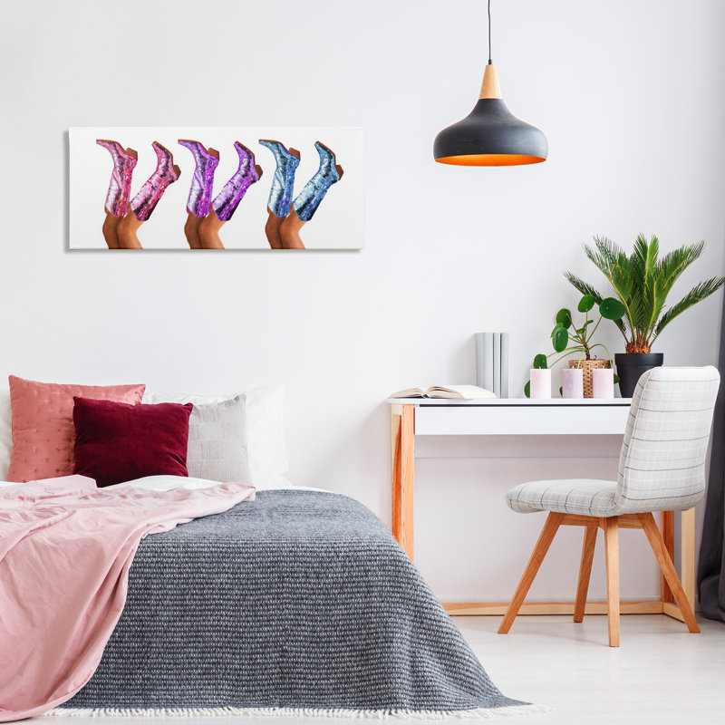 Toile tendance avec bottes de cow-boy glamour, design par Amanda Greenwood, H 17 po x l 40 po