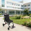 Fauteuil roulant de voyage portatif en acier pliable, léger et équipé d'un frein à main, pour personnes âgées et à mobilité réduite.