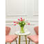 Arrangement de faux tulipes dans un grand vase
