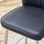 Ensemble de chaises de bar modernes en polyuréthane noir - deux pièces, le dossier a une conception verticale et lisse avec des pieds en métal argenté. Convient pour un placement dans les bars, les salons, les bars et autres espaces.