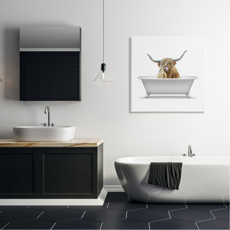 «Highland Cow Farmhouse Bathroom», impression sur toile tendue, H 30 po x l 30 po x P 1,5 po