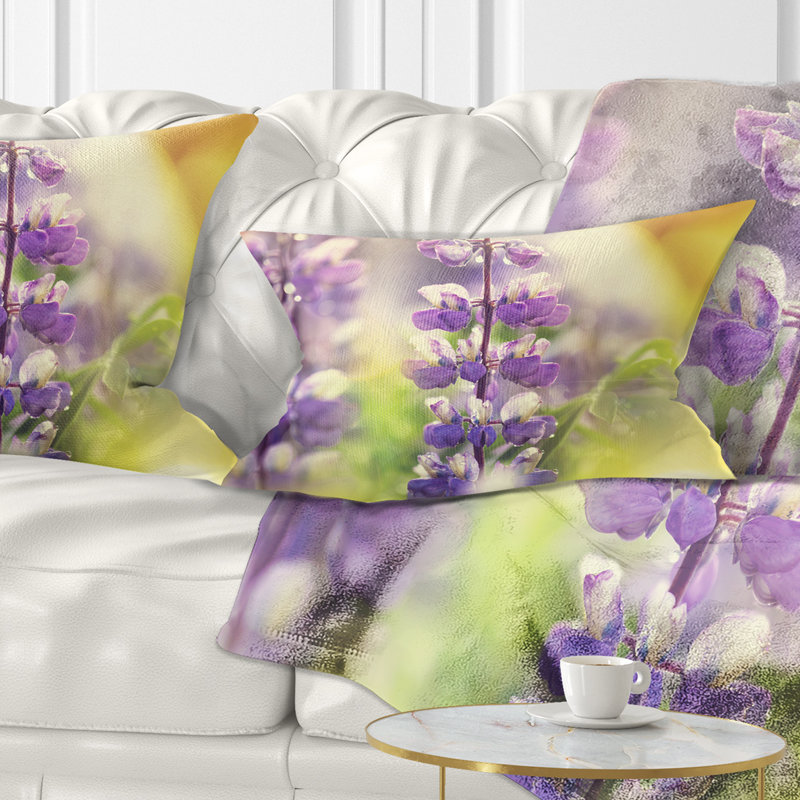 Coussin lombaire à fleurs près de lop