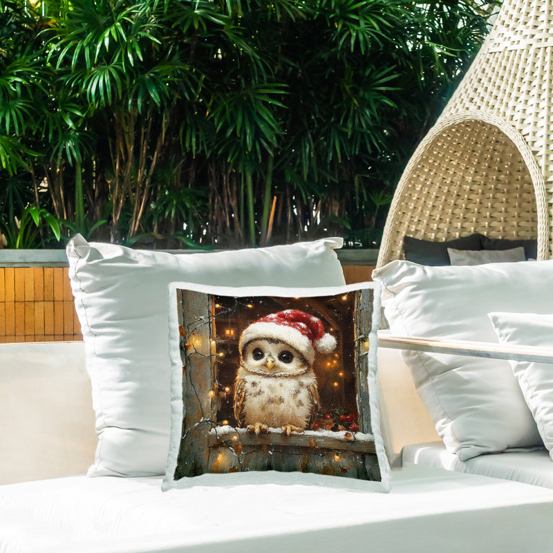 Coussin extérieur Festive Owl with Holiday Lights par Riley B