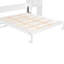 Grand lit avec bureau, coiffeuse et armoires blanches, pratique pour les espaces de chambre restreints