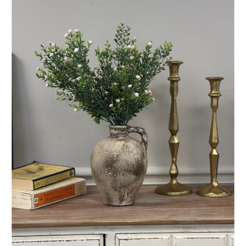 Vase en terre cuite rustique