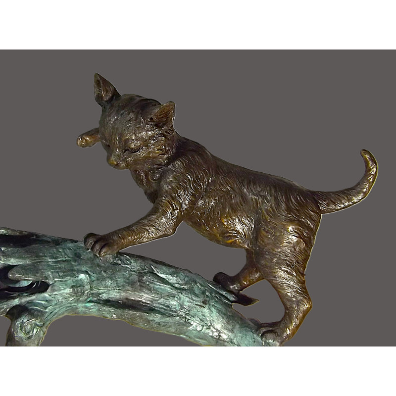 Chat et souris sur une bûche