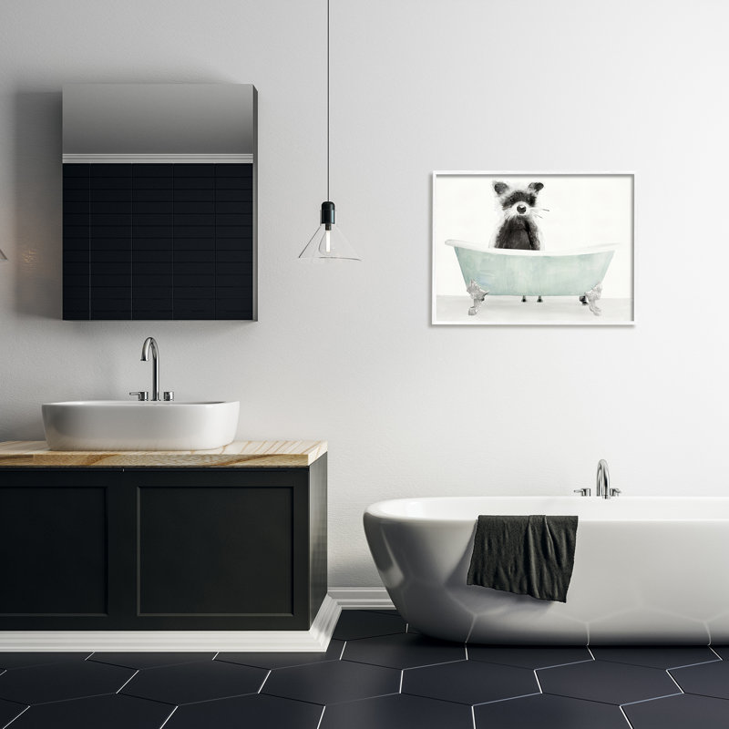 «Raccoon in a Tub Funny Animal Bathroom» par Stellar Design Studio, reproduction d'art, H 24 po x l 30 po x P 1,5 po