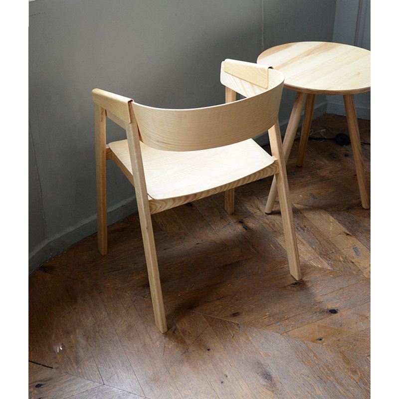 Chaise de salle à manger moderne et simple avec accoudoirs et dossier en bois de frêne massif