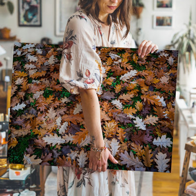 Toile, un tapis dense de feuilles d'automne qui recouvre le sol, art mural Une riche tapisserie d'oranges profondes et de bruns chaleureux pour l'art mural sur toile