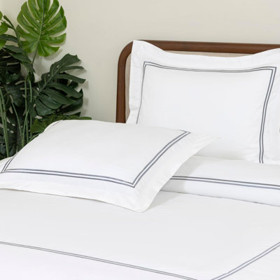 Housse de couette blanche Dreamology, 100 % coton brodé, 3 pièces (taille King)

Satin T300 doux, léger et respirant, housse de couette King avec 2 taies d'oreiller, fermeture éclair (gris)