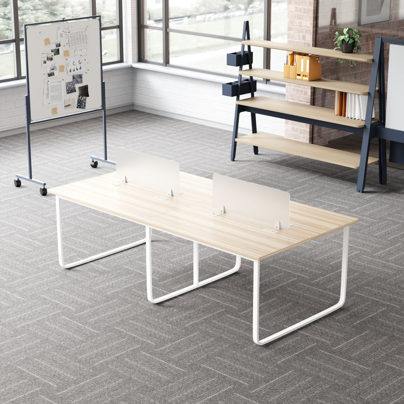 Bureau de poste de travail 94 po pour 4 personnes avec panneaux d'intimité et gestion des câbles, bois clair / blanc