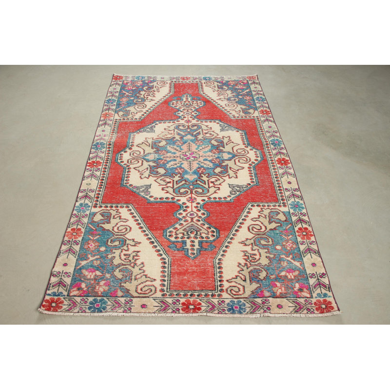 Tapis turc rétro de style scandinave neutre idéal pour rehausser le décor de la salle à manger avec son design unique Avanos et son ton rouge audacieux