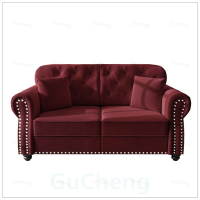 Canapé Chesterfield Mid-Century moderne en velours avec garniture cloutée, accoudoirs roulés et 2 coussins, bourgogne