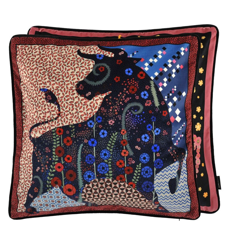 Manade D'ete Oscuro Decorative Pillow