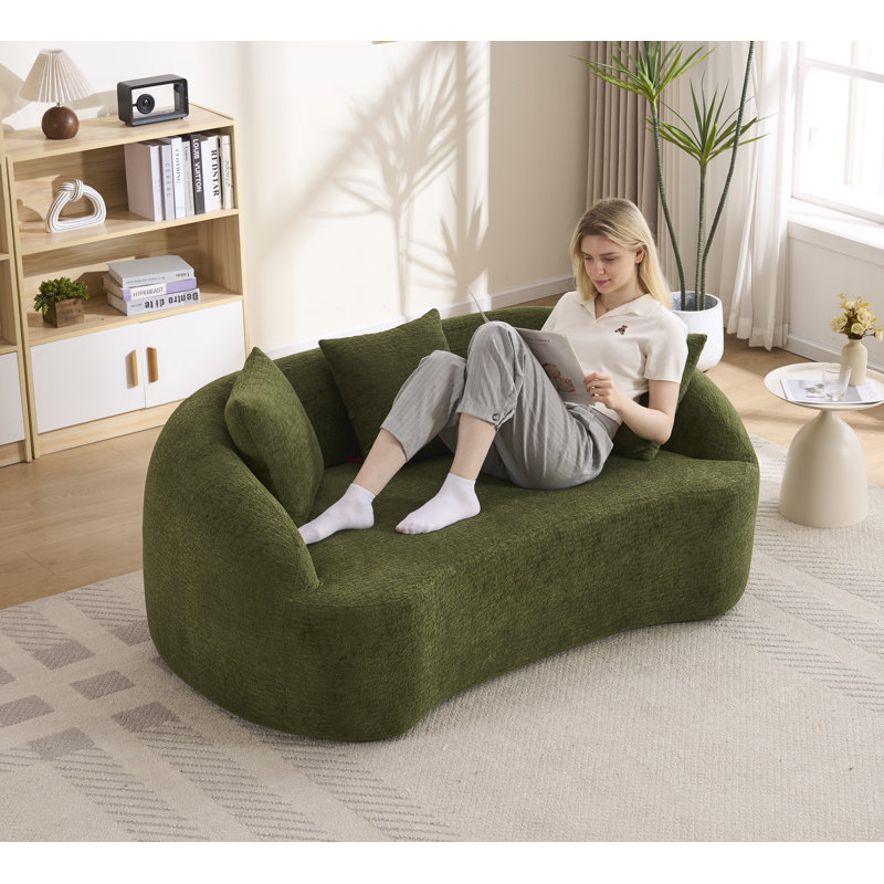 Canapé incurvé moderne sans dossier avec dossier amélioré et revêtement en chenille pour une assise confortable dans des espaces compacts.