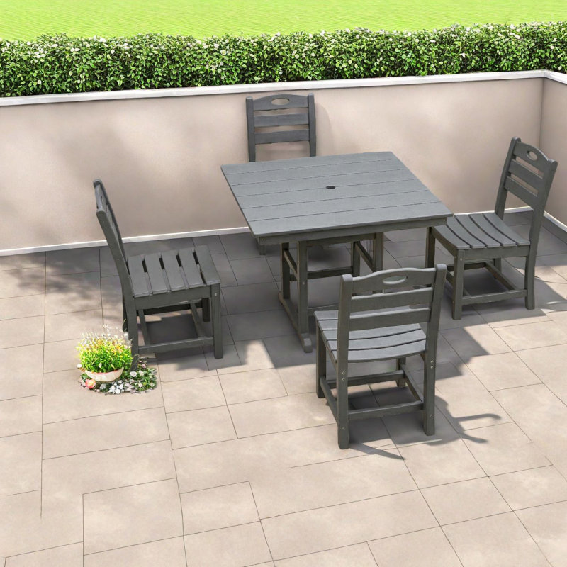 Ensemble de salle à manger d'extérieur 5 pièces en PEHD gris avec table carrée, 4 chaises et trou pour parasol