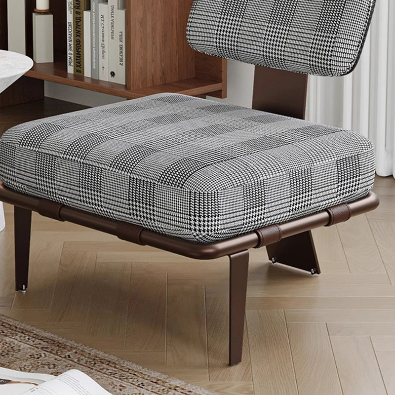Fauteuil de loisir rétro léger et luxueux.