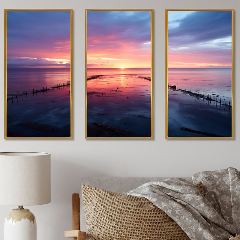 «Pink and Blue Pier» Horizon Sunset IV - Coastal Pier, art mural, Cadre flottant doré, H 28 po x l 36 po x P 1 po