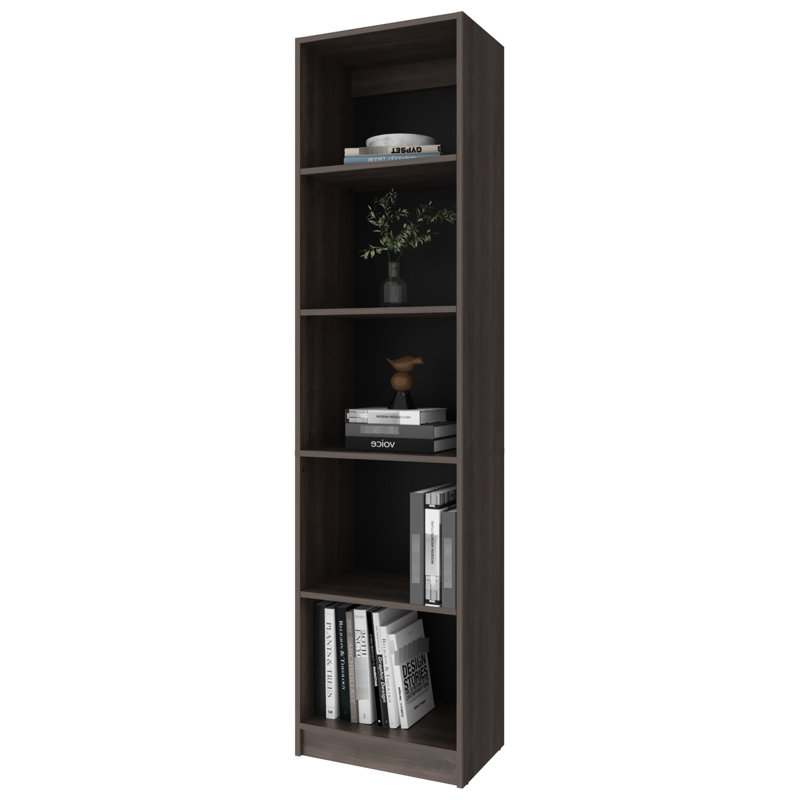 Bibliothèque en noyer teinté à 5 tablettes avec design à 4 niveaux, rangement vertical pour le principal espace intérieur, structure en bois, tablettes fermées à l'arrière, fabrication en panneau de particules