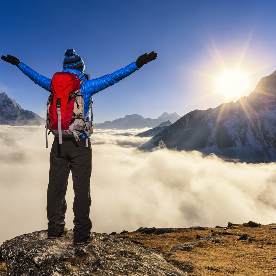 Frau beobachtet Sonnenuntergang über dem Himalaya, Mount Everest National Park von Hadynyah - Kunstdrucke ohne Rahmen au...